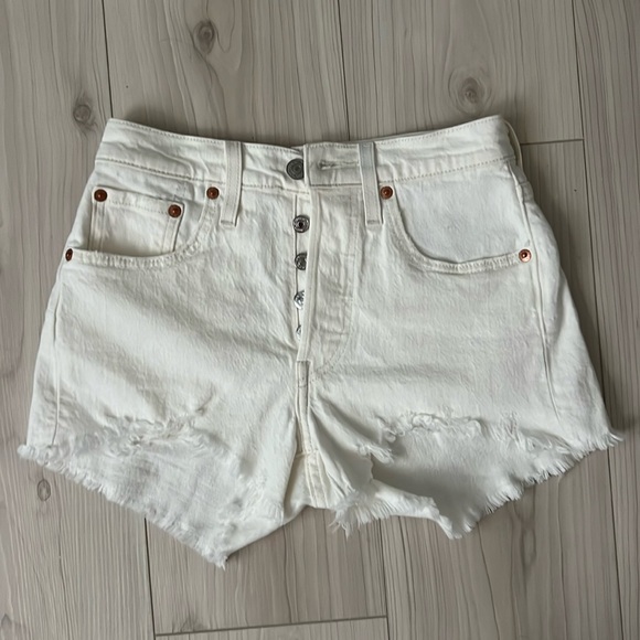 Levi’s shorts in white, size 24 - Picture 1 of 5